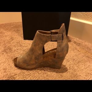 Size 6 sunburst wedges